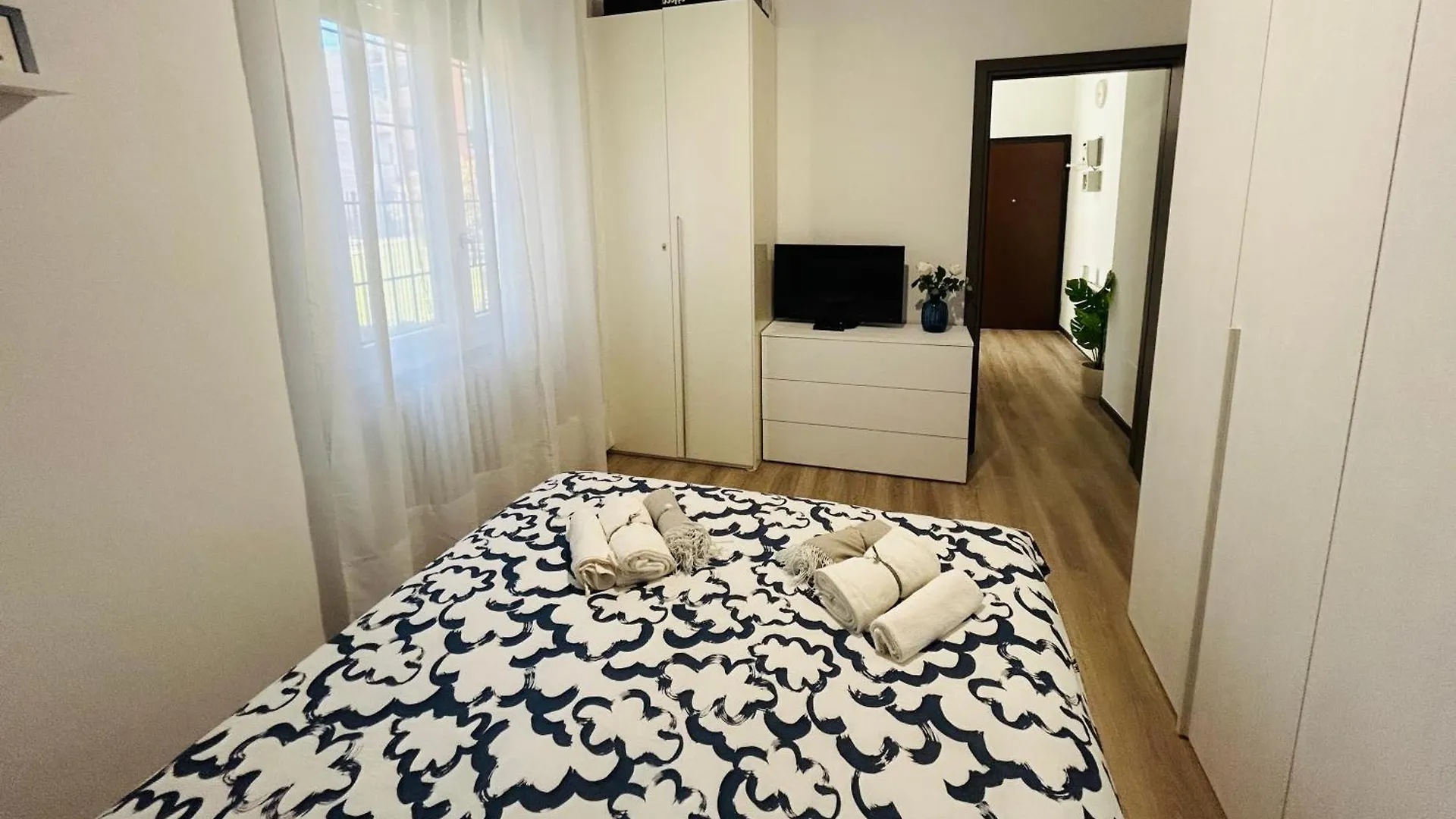 Chiara Guest House 18 - M4 Metro Blu ミラノ イタリア